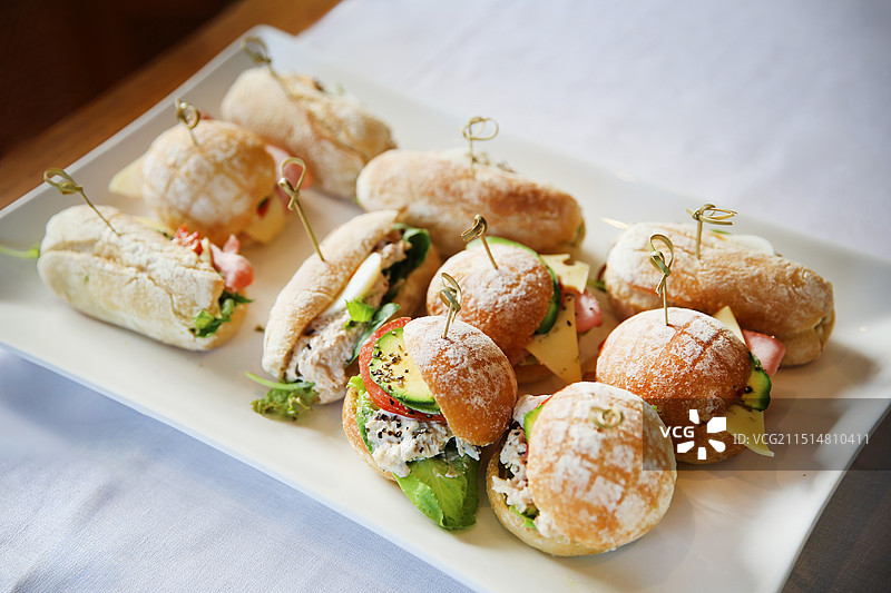 一盘家庭制作的有竹签的小三明治图片素材