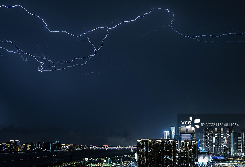 夜空下的闪电图片素材