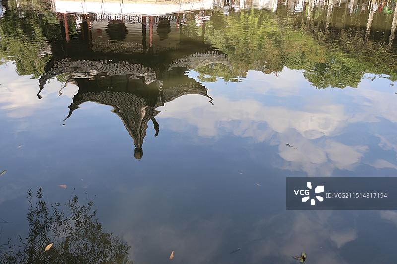 蓝天白云下的江苏苏州西园寺内的湖心亭和倒影图片素材