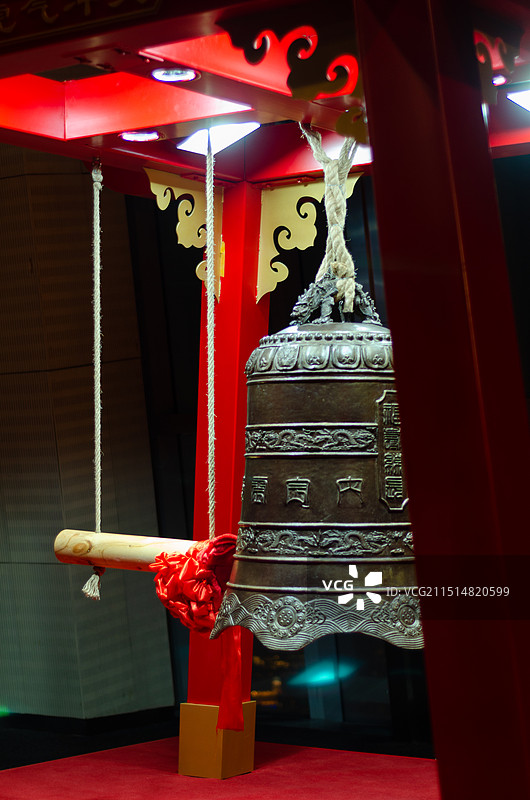 上海陆家嘴环球金融中心的一口大钟图片素材