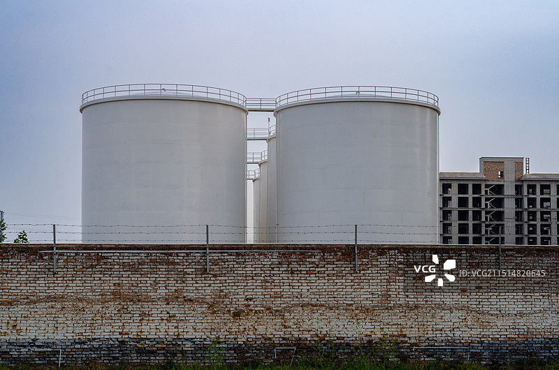 工厂中巨大的白色储油罐图片素材