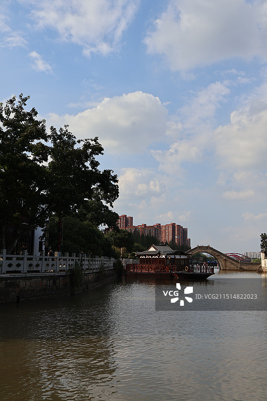 蓝天白云下的江苏苏州寒山寺枫桥景区图片素材
