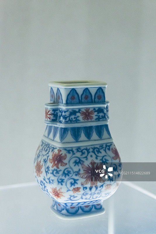 天津博物馆藏 青花矾红彩缠枝莲纹贯耳瓶 清代乾隆款图片素材