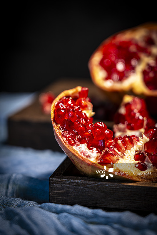 新鲜剥开的石榴特写图片素材