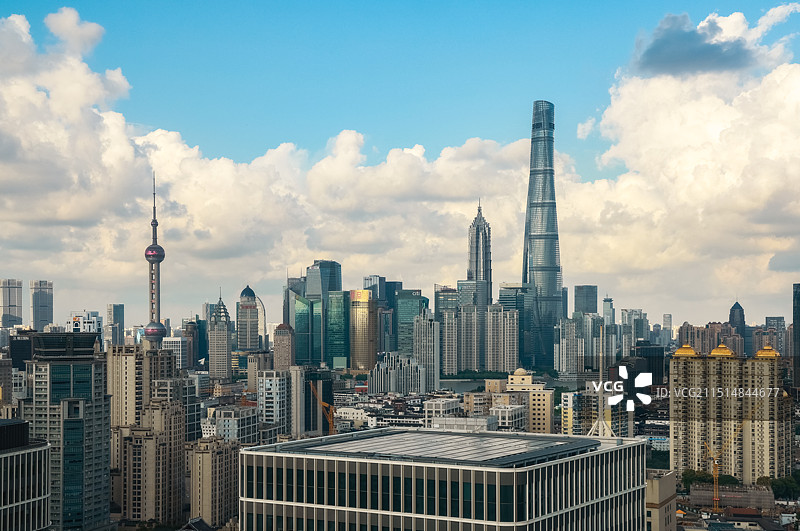 上海东方明珠广播电视塔及陆家嘴天际线图片素材