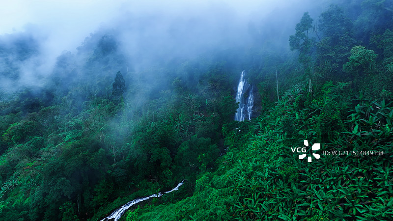 航拍绿色森林瀑布云海图片素材