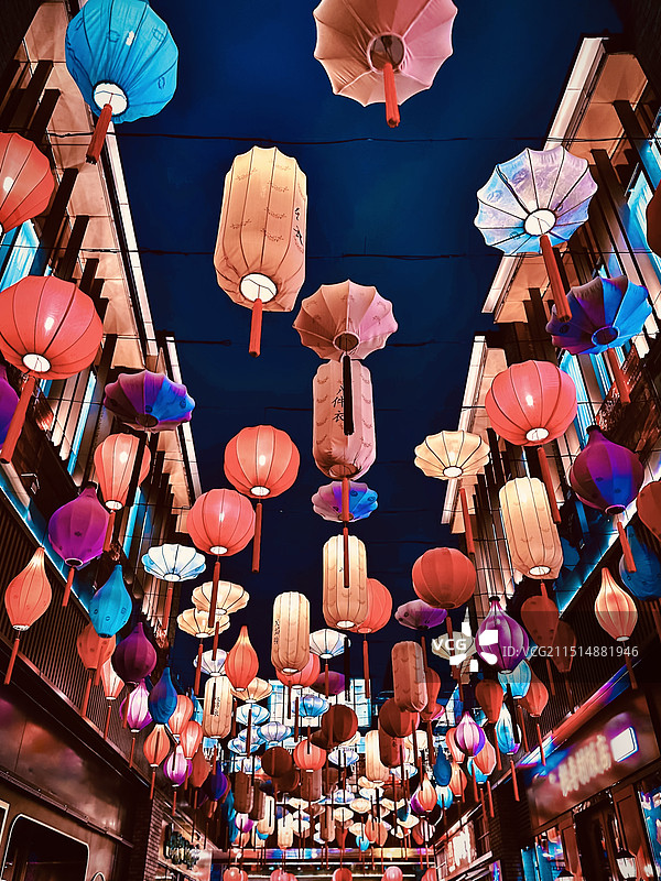 悬挂在空中的灯笼图片素材