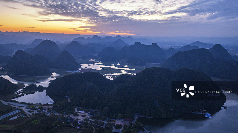 山谷的夕阳余晖图片素材