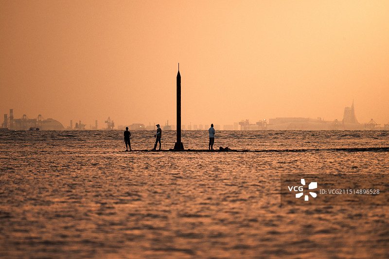 上海崇明岛长江落日钓鱼人图片素材