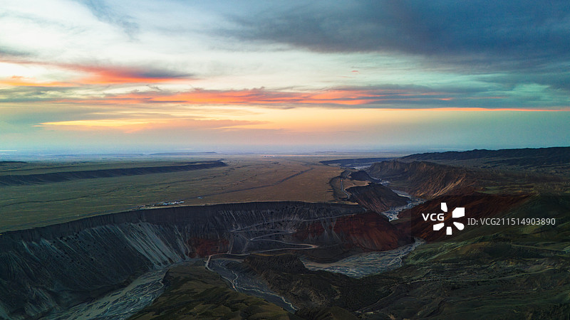 新疆安集海大峡谷日落晚霞图片素材