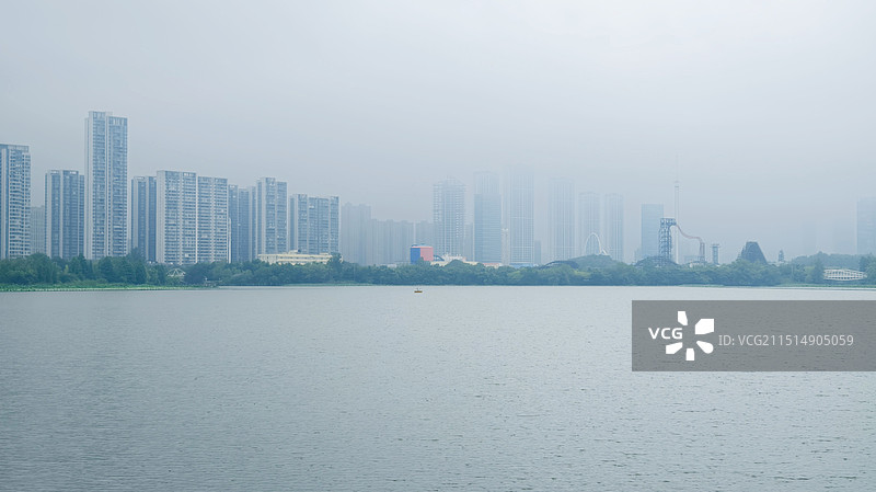 阴天下游览武汉东湖看湖边高楼图片素材