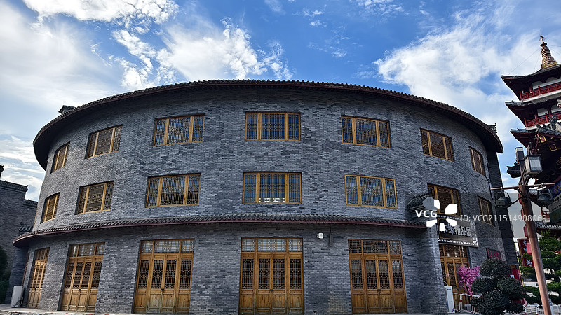 蓝天白云下的庐山西海景区和老镇图片素材