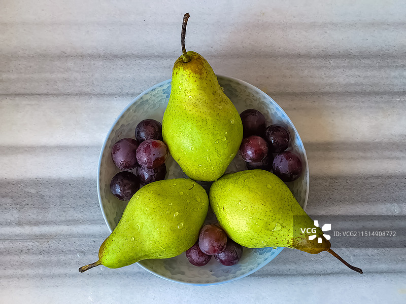 水果果盘 贵妃梨 巨峰葡萄图片素材