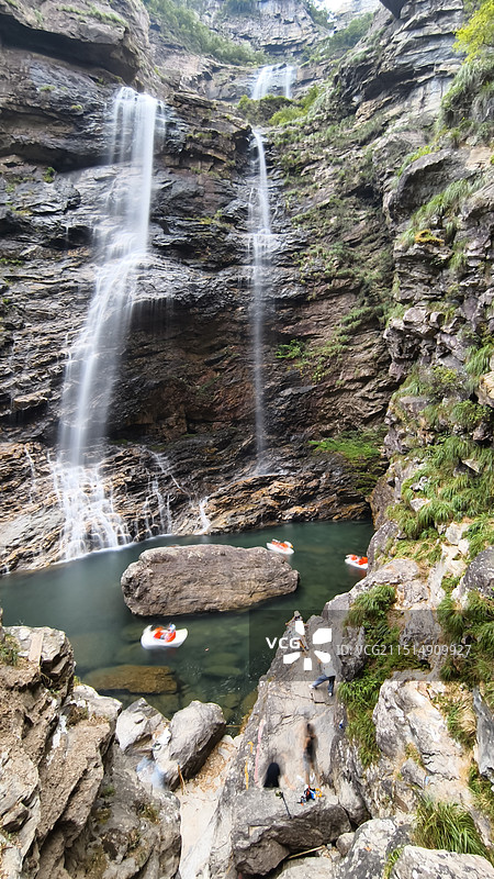 晴朗天空下游览庐山三叠泉景区瀑布图片素材