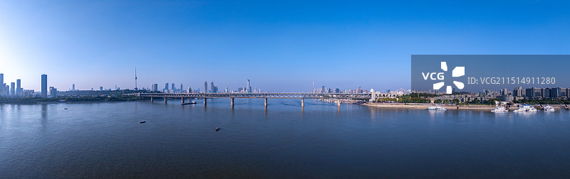 深秋蓝天之下的武汉长江大桥图片素材