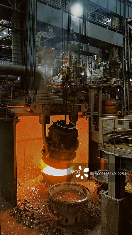 钢铁是怎么样炼成的图片素材