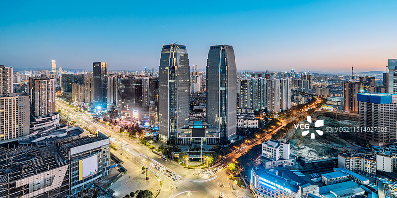 中国云南昆明云投中心和城市天际线高视角夜景图片素材