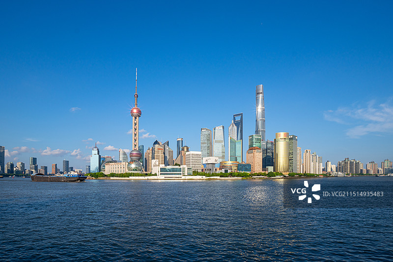 上海外滩陆家嘴天际线和黄浦江风光图片素材
