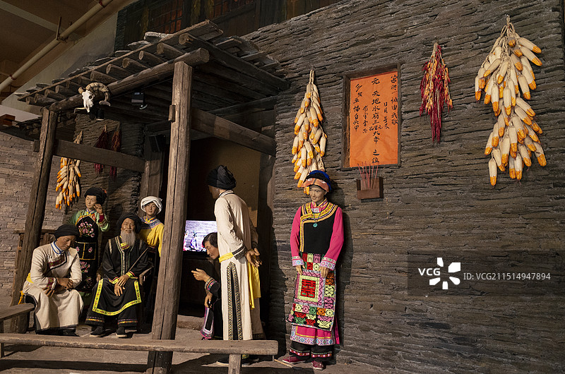 四川绵阳新北川县民俗博物馆里介绍羌族民俗的蜡像陈列，非常精美，还原了羌族人民的日常生活图片素材
