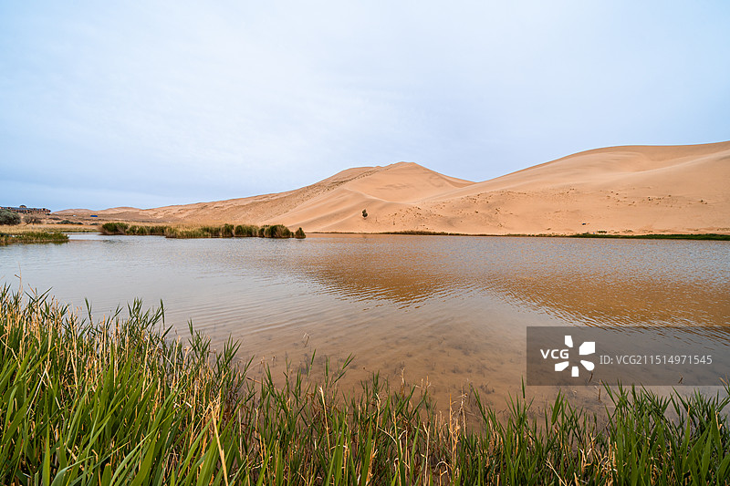 中国西部内蒙古阿拉善右旗巴丹吉林沙漠巴丹湖图片素材