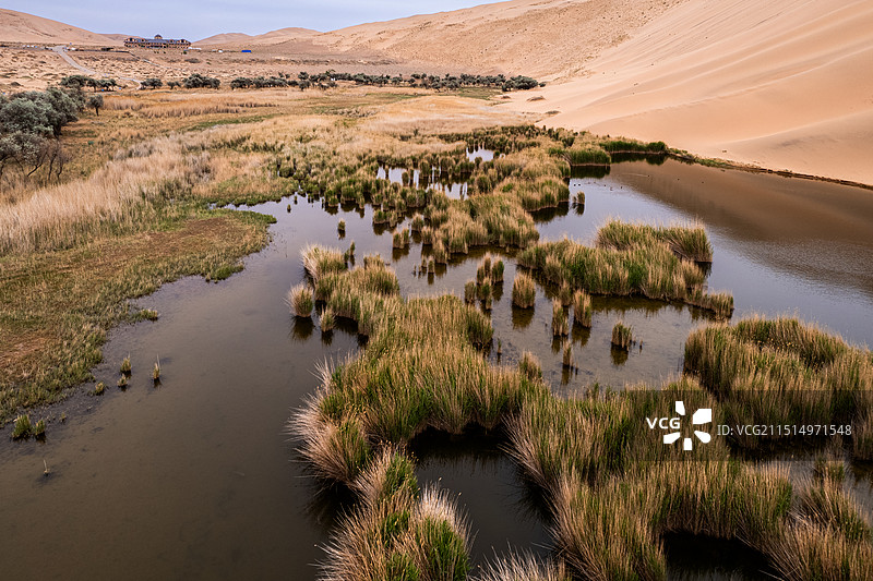 中国西部内蒙古阿拉善右旗巴丹吉林沙漠巴丹湖图片素材