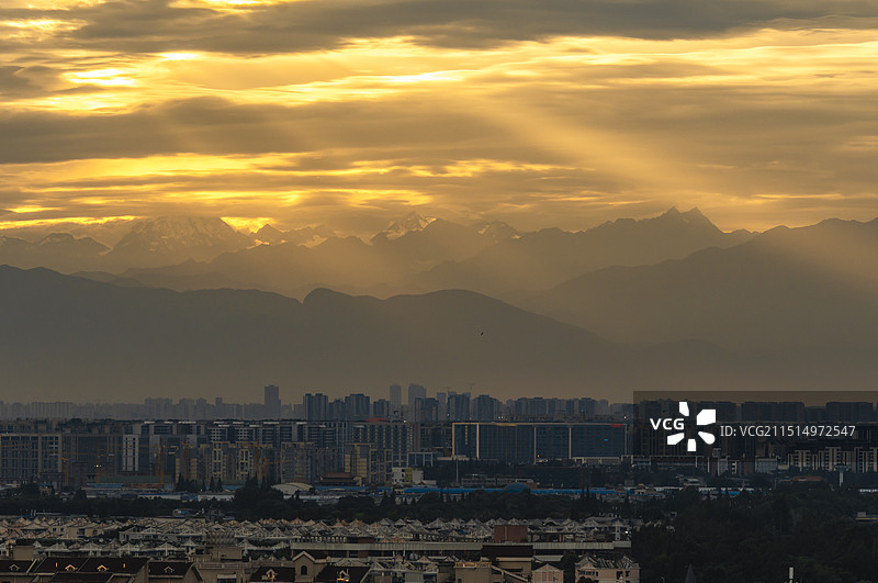 金色落日余晖下成都天际线与四姑娘山雪山群图片素材