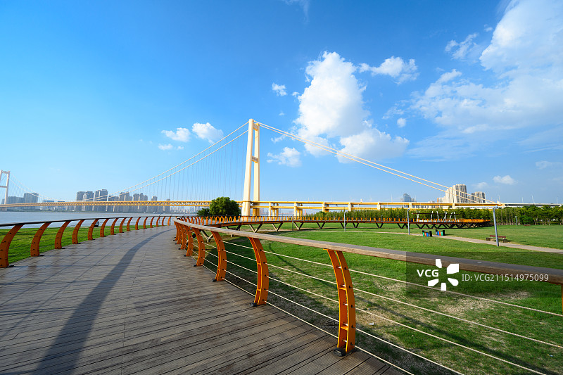 湖北省武汉杨泗港长江大桥南岸桥头公园图片素材