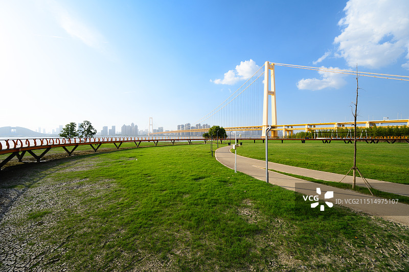 湖北省武汉杨泗港长江大桥南岸桥头公园图片素材