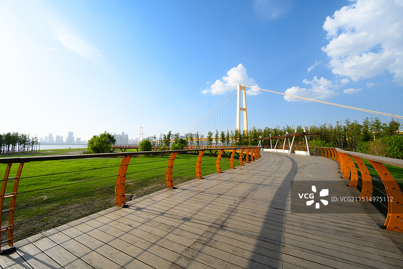 湖北省武汉杨泗港长江大桥南岸桥头公园图片素材