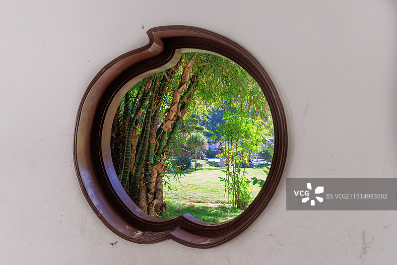 深圳仙湖植物园桃形花窗外的园林图片素材