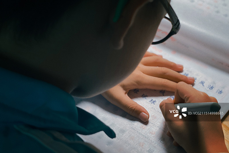 小学生练钢笔字图片素材