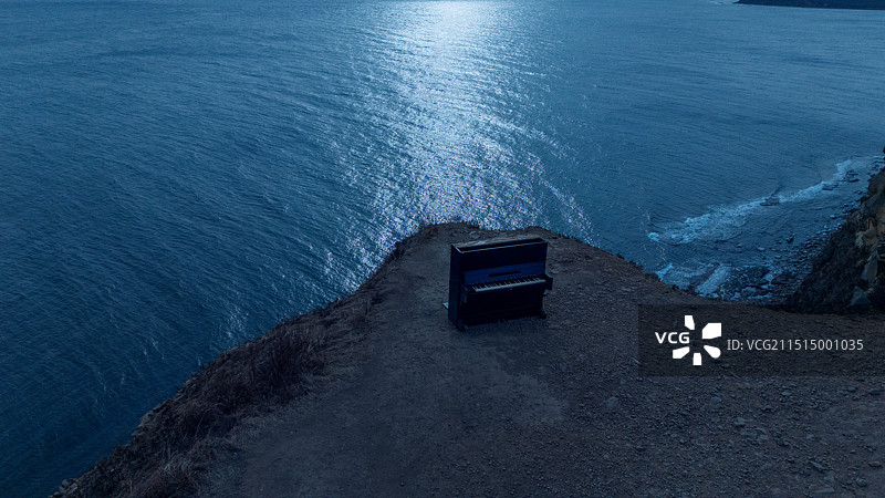 海边钢琴图片素材