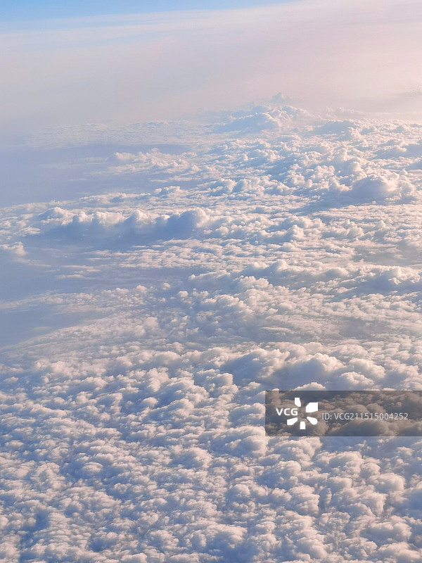 云层下的景象图片素材