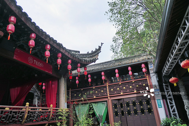 宁波溪口老街文旅，武山庙挂满了红灯笼的屋檐，祈福的红牌还有铃铛，求姻缘图片素材