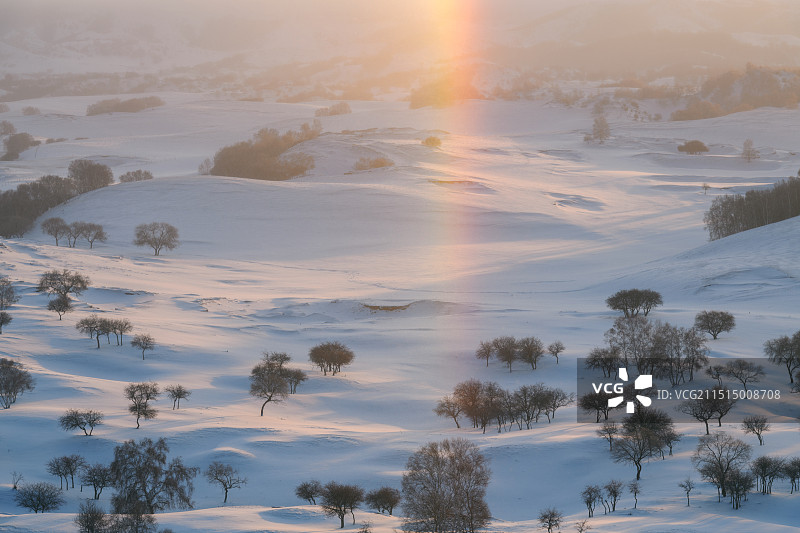 冬天乌兰布统草原上的彩虹图片素材
