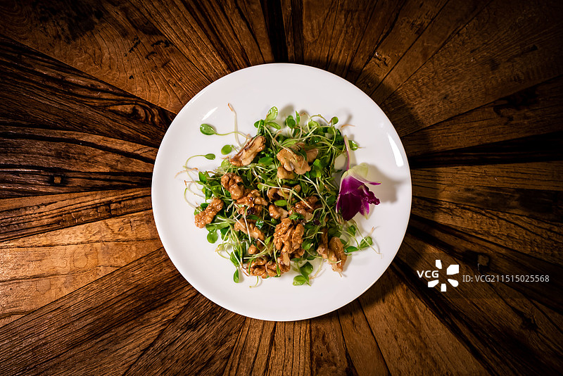 酱牛肉 蔬菜沙拉 核桃图片素材