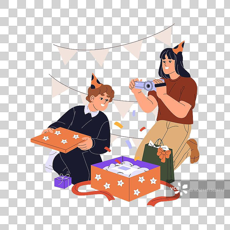 快乐的儿童打开生日礼物，妈妈在拍摄图片素材