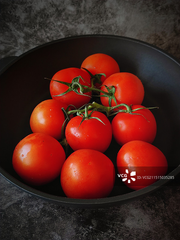 一锅西红柿的高角度视图图片素材