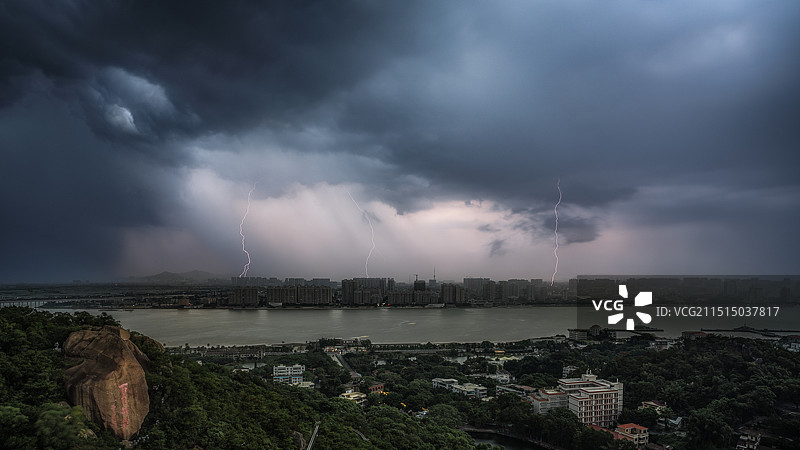 受台风珊珊影响汕头出现的强对流电闪雷鸣图片素材