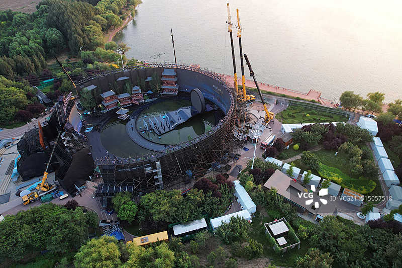 央视总台2024年中秋晚会 沈阳丁香湖主舞台搭建完毕图片素材