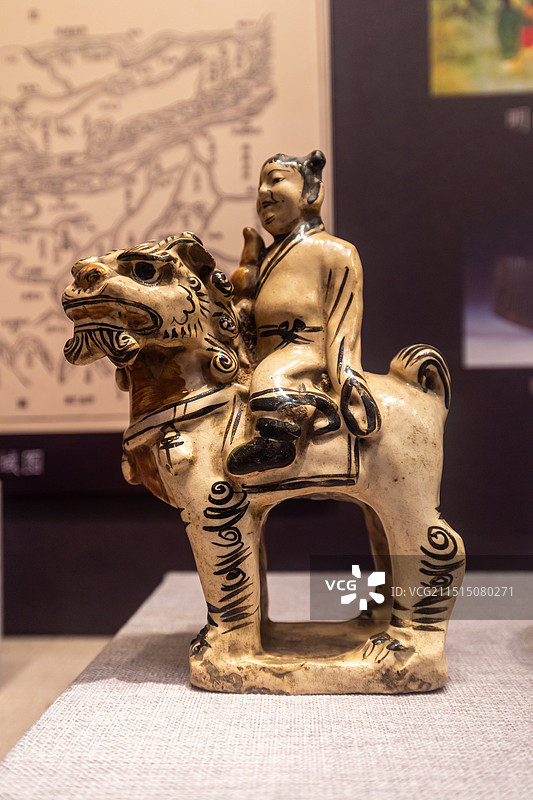 磁州窑麒麟送子塑像 元图片素材