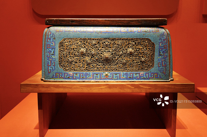 清代掐丝珐琅蟠龙透雕宝相花兽耳冰箱｜沈阳博物馆图片素材