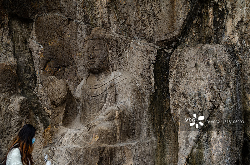河南洛阳龙门石窟的摩崖三佛龛的主佛弥勒佛图片素材