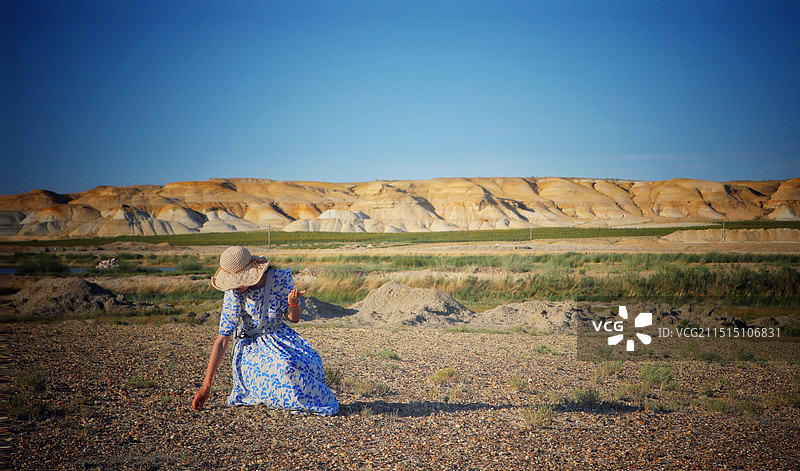 捡石头的人  摄于新疆阿勒泰福海县乌伦古湖图片素材