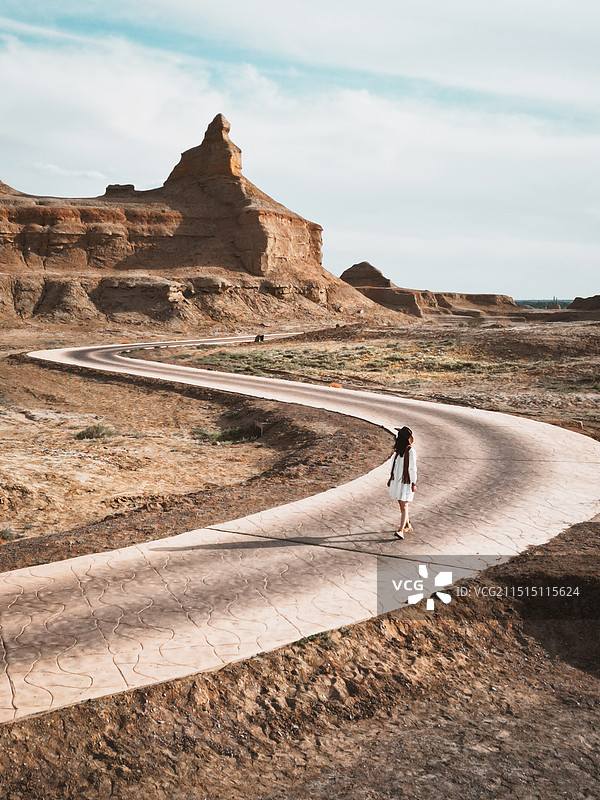 新疆魔鬼城-回望走过的路图片素材