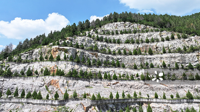 山东枣庄山亭区破损山体披新绿图片素材