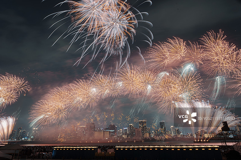 日本淀川花火大会，烟花绽放图片素材