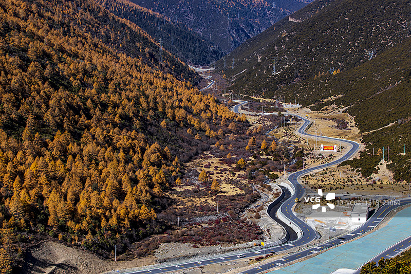 秋季高原峡谷中弯曲的道路图片素材