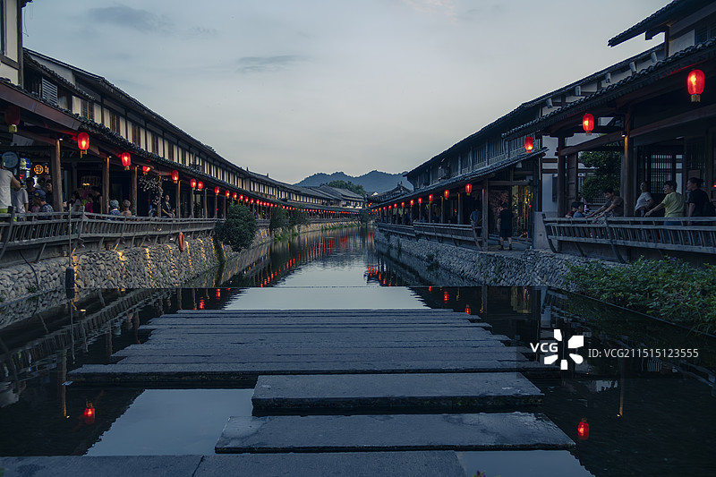 入夜的古街晚景图片素材