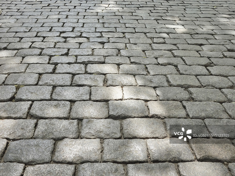 著名的哈尔滨中央大街百年面包石街道路面图片素材